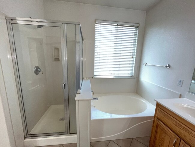 Building Photo - Charming 4BR/3BA/1921SF - Tenant Pays $175...