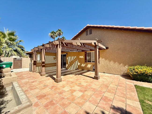 Building Photo - AVAILABLE NOW!! GORGEOUS 2 BEDROOM 2 BATHROOM Home in Palm Desert!