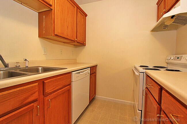 Building Photo - 2831 Hemlock Ct