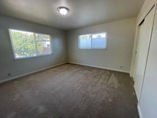 Building Photo - 17695 Laurel Rd