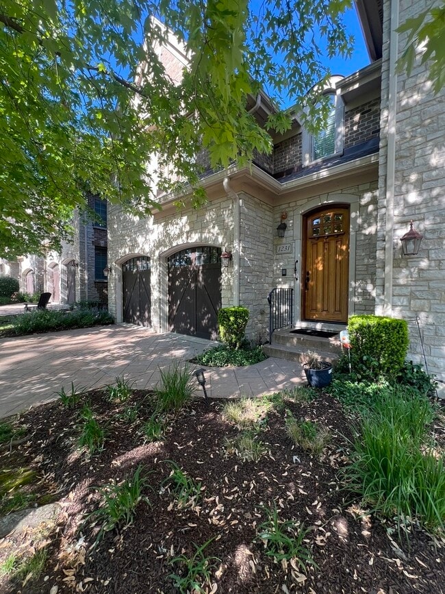 Building Photo - 1231 Caroline Ct