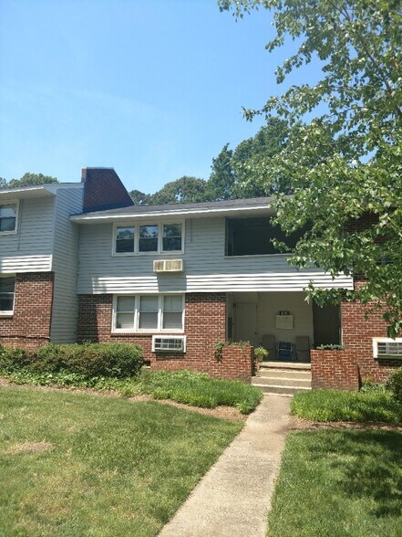 Primary Photo - 835 Daniels St