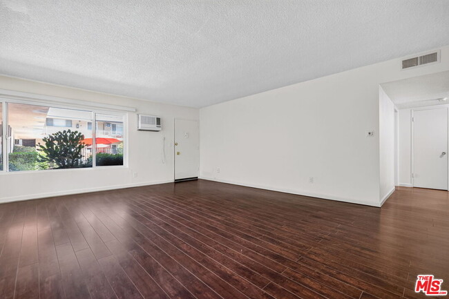 Building Photo - 15540 Moorpark St