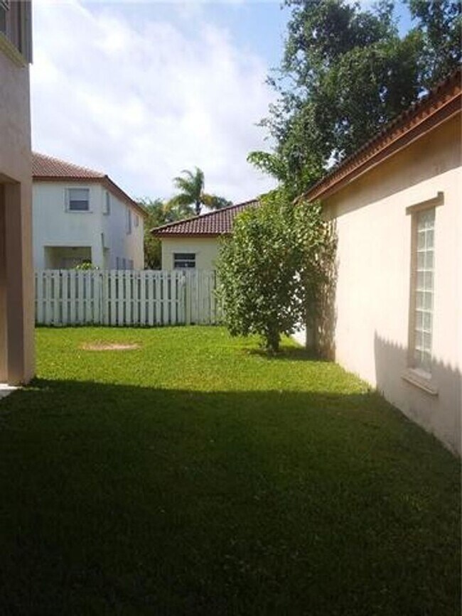 Building Photo - 19250 NW 12th Manor