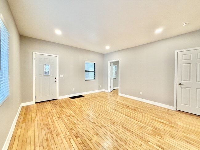 Building Photo - 425 S Jackson St