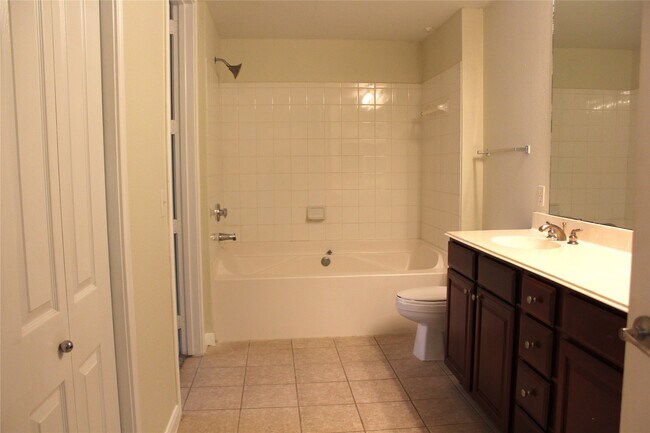 Building Photo - 7575 Kirby Dr