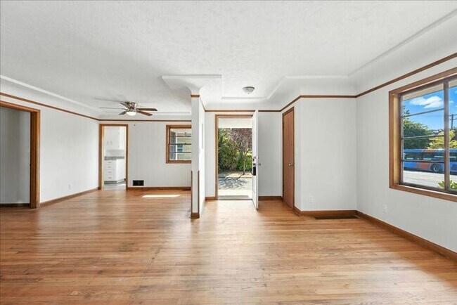 Building Photo - Spacious, Newly Renovated 5-Bedroom Home N...