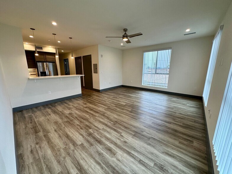 Building Photo - 6923 Kittyhawk Ave