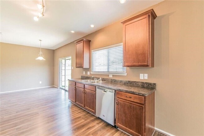 Building Photo - 560 Griffith Dr