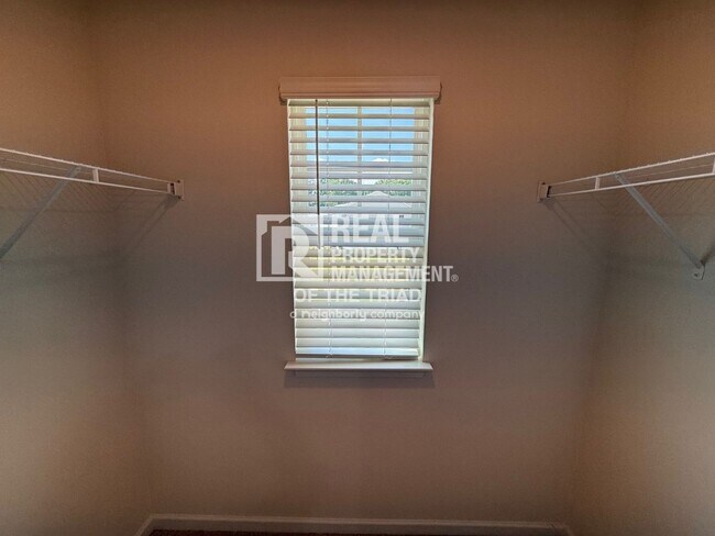 Building Photo - 4 Bedroom/3 Bath 2 Story House in Greensboro