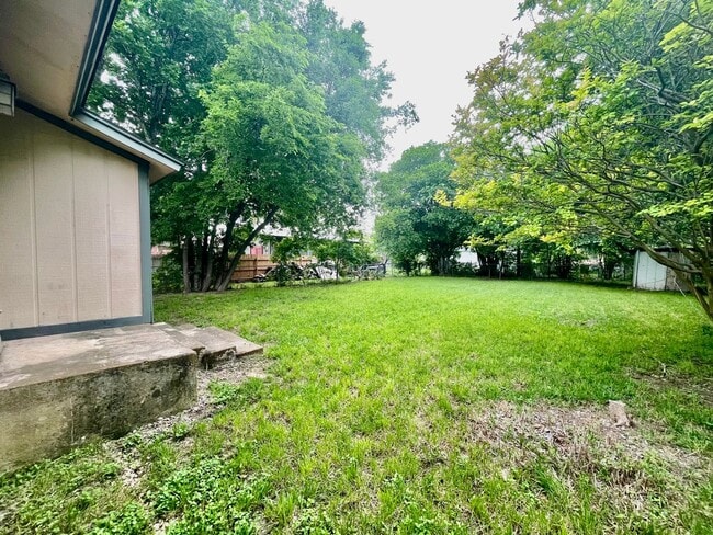 Building Photo - 2 Bedroom, 1 Bathroom home + Large Yard and Carport