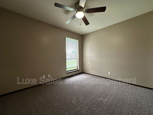 Building Photo - 813 N Eagle Ln