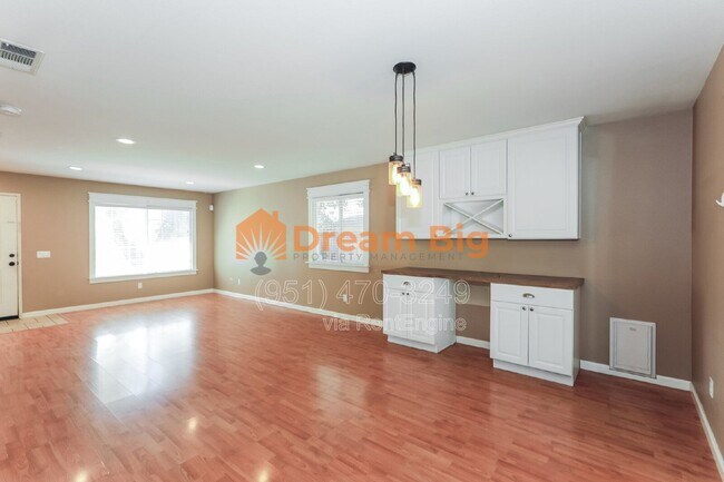 Building Photo - 1493 Evergreen Ave