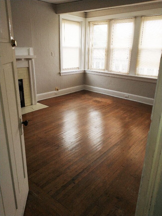 Interior Photo - 343-345 Ludlow Ave