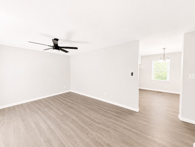 Building Photo - Renovated Candler Rental!