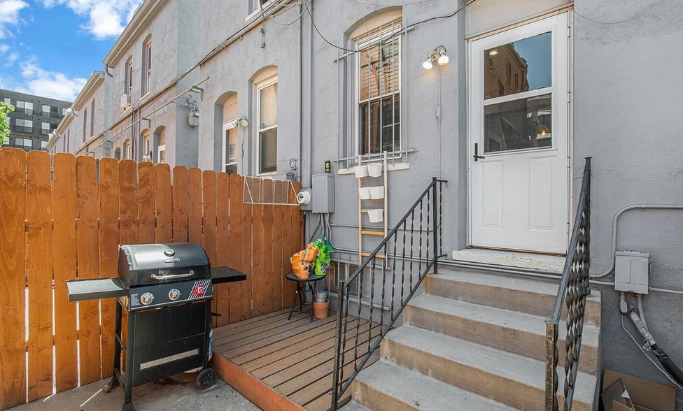 Building Photo - 121 E 8th Ave