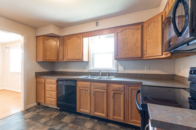 Building Photo - Welcome to this charming 3-bedroom, 2 full...