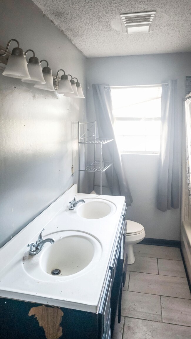 Building Photo - 204 Truman St