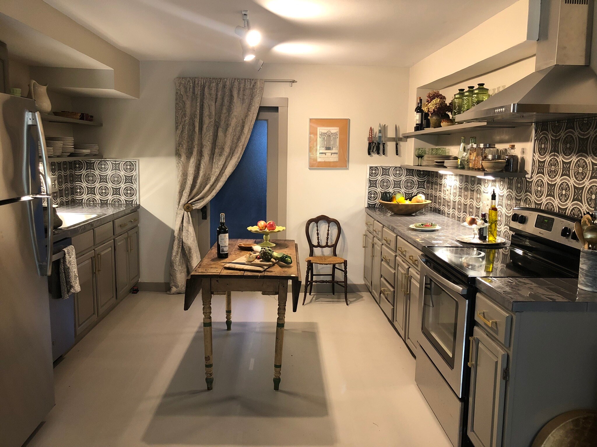 Large Kitchen - 388 Eichybush Rd