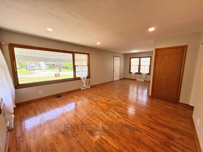Building Photo - 3 Bedroom, 1 Bathroom Available Now