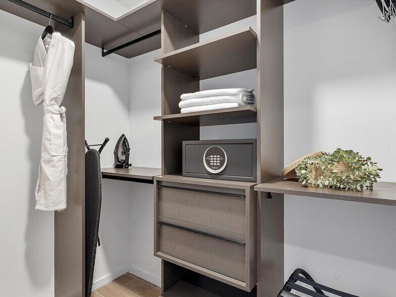 Building Photo - 398 NE 5th St