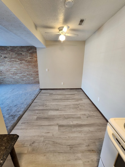 Building Photo - 1103 W Maple St