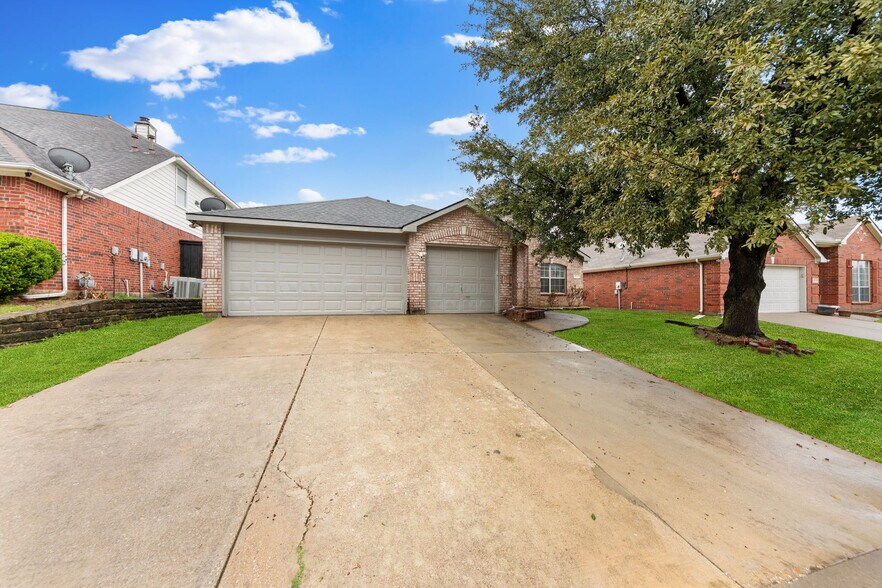 Building Photo - 4835 Crown Dr