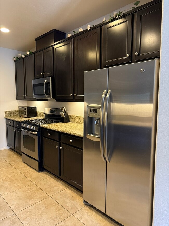 Building Photo - 250 Paseo Bravo