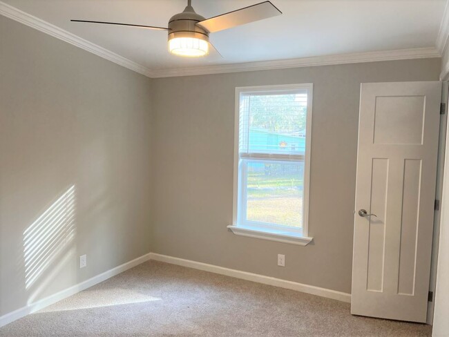 Building Photo - 1077 Cloverleaf Cir