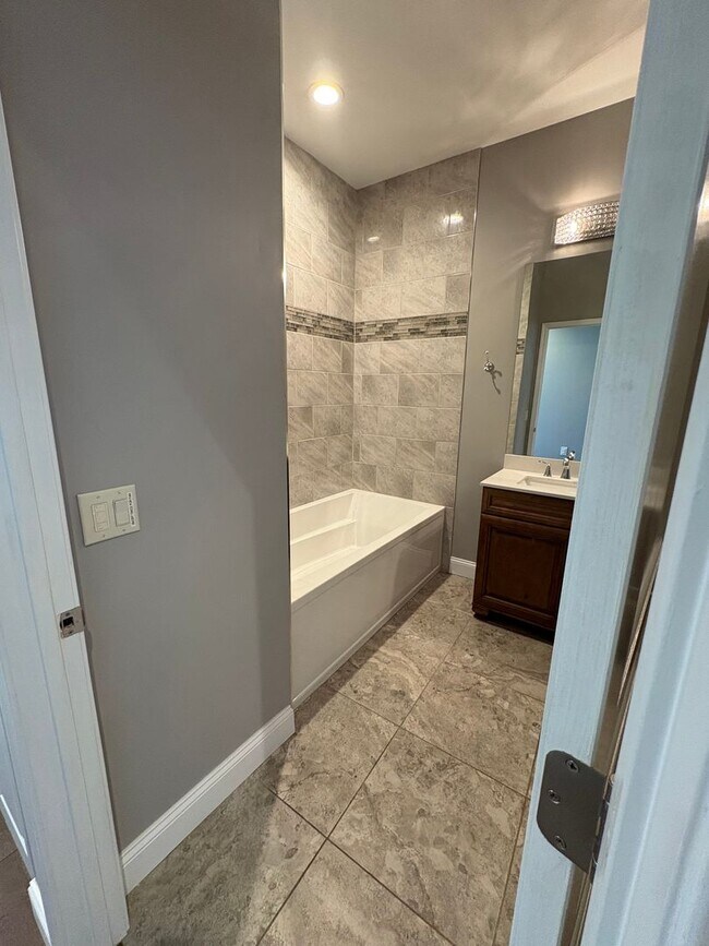 Building Photo - Welcome to your new home in the heart of S...