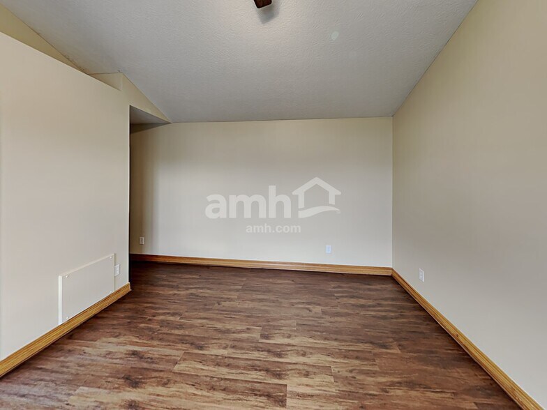 Building Photo - 811 Corylus Dr SW