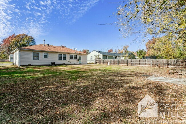 Building Photo - Spacious 3 bedroom - ready for move in!