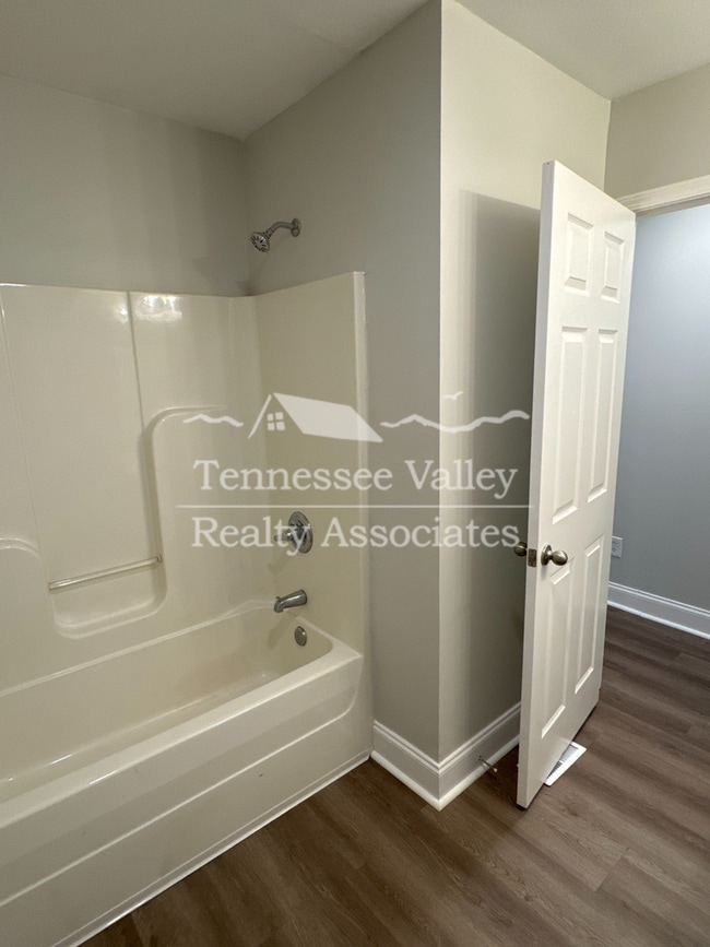 Building Photo - ALL NEW! Renovated, Move In Ready 1 bed/1 ...