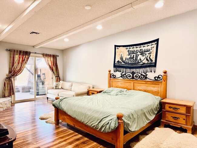Building Photo - Available August 1st! Beautiful fully furnished single-story home located in the prestigious Span...