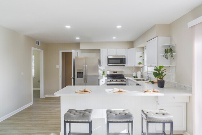 Building Photo - 11304 Largo Dr