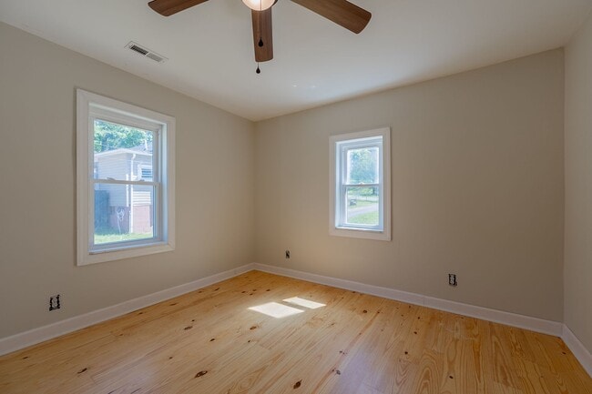 Building Photo - Charming updated 2 bedroom 1 bath home in ...