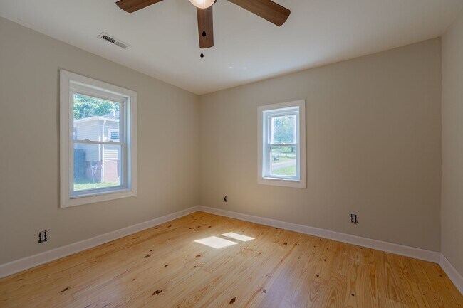 Building Photo - Charming updated 2 bedroom 1 bath home in Narrows VA