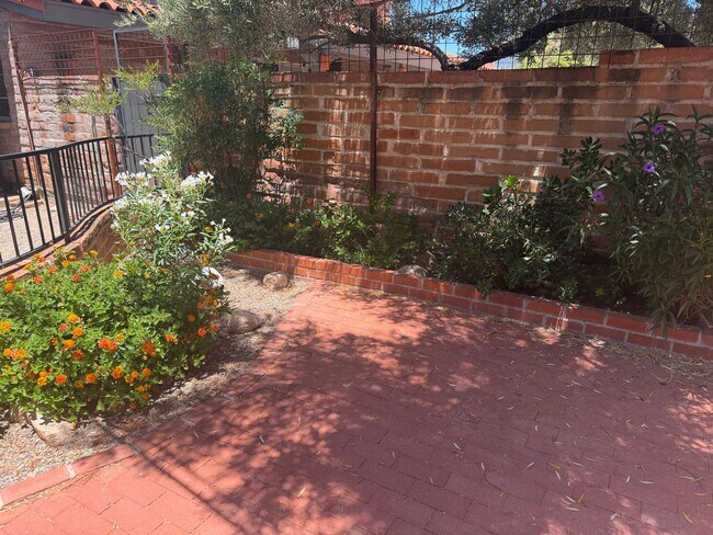 Building Photo - 6720 N Andrea Doria Dr