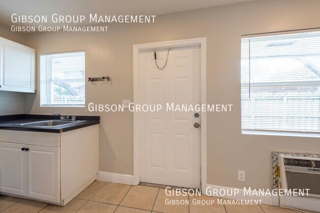 Building Photo - 1808 SW 11th Ct