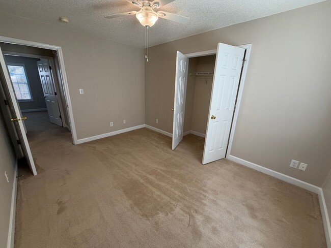 Building Photo - Elon / Townhome