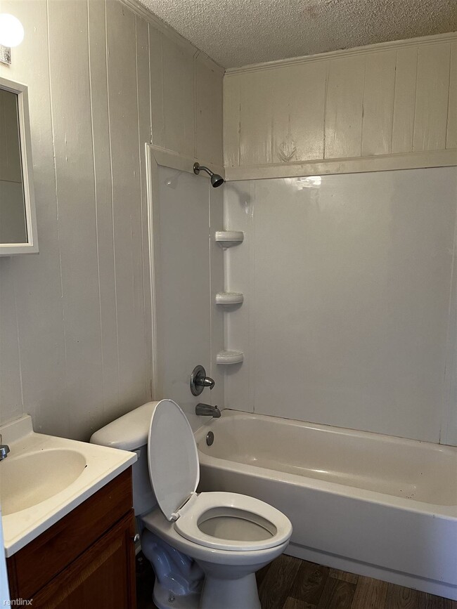 Building Photo - 2 br, 1 bath 4plex - 4007 College Main St A