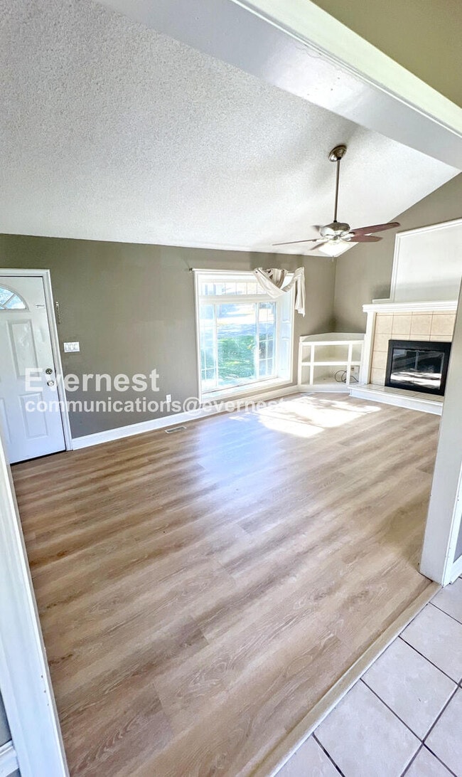 Building Photo - 4 Bed, 2 Bath Home with Garage / Pet-Frien...