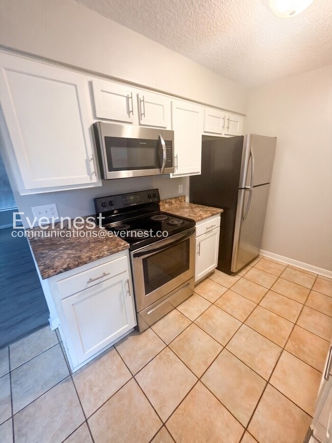 Building Photo - 3 Bed, 2 Bath Home with Garage / Pet-Friendly / Coming Soon!