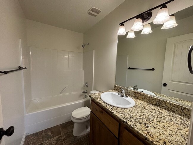 Building Photo - SPACIOUS TOWNHOME AVAILABLE FOR RENT