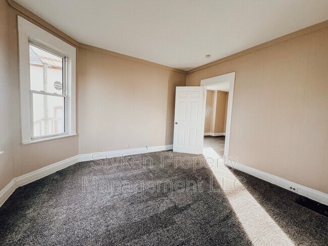 Building Photo - 185 N Entrance Ave