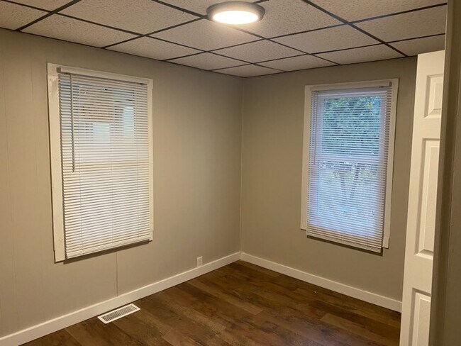 Building Photo - 1220 E 2nd St