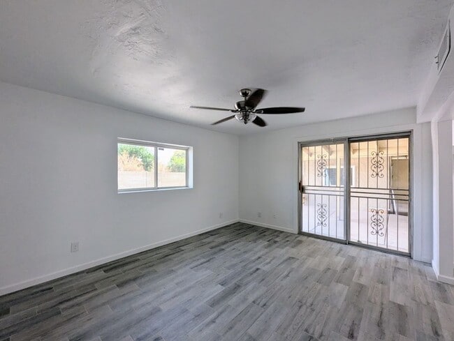 Building Photo - 2443 E Earll Dr