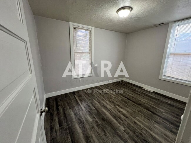 Building Photo - 254 Fern Ave N