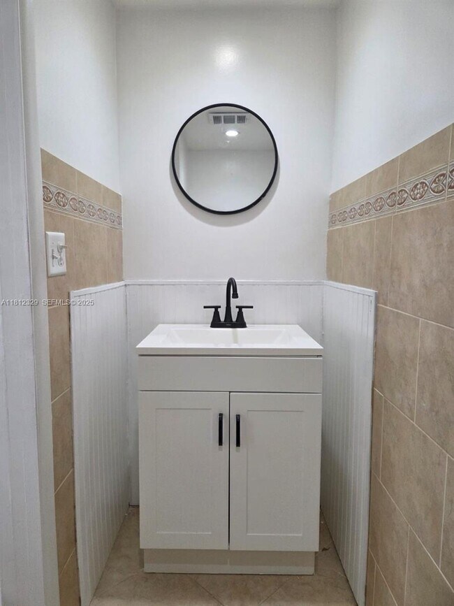 Building Photo - 3750 Inverrary Dr