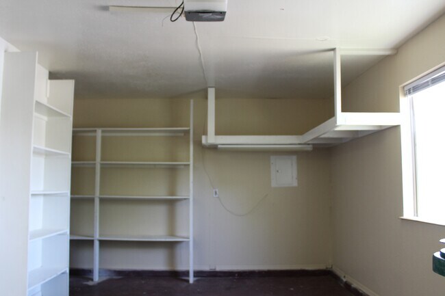 Building Photo - 1337 Lil Ave NE